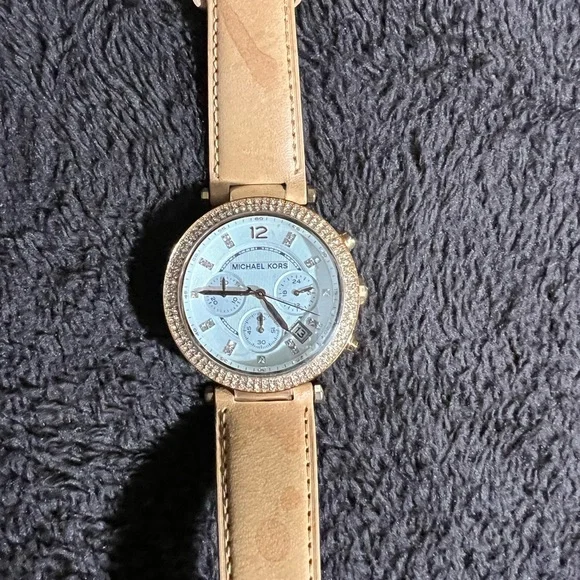 Michael Kors watch with light camel colored leather strap - Picture 3 of 4